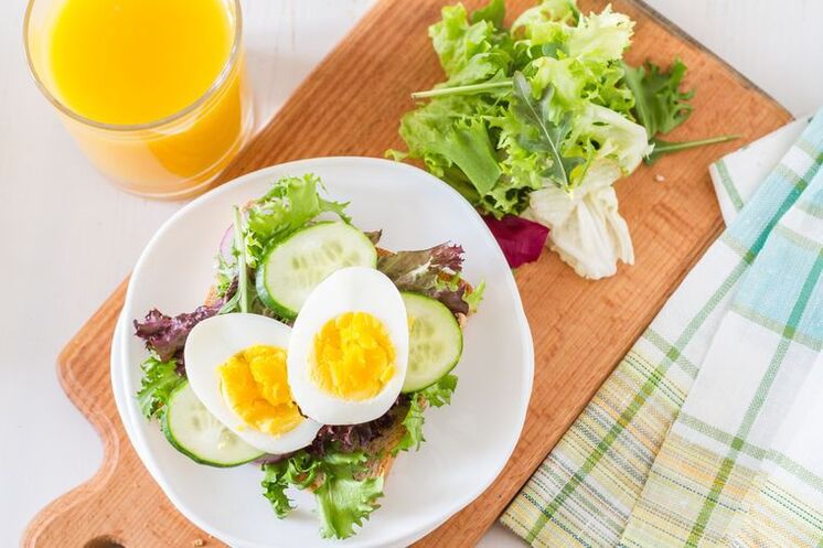 Xiyar və qaynadılmış yumurta salatı